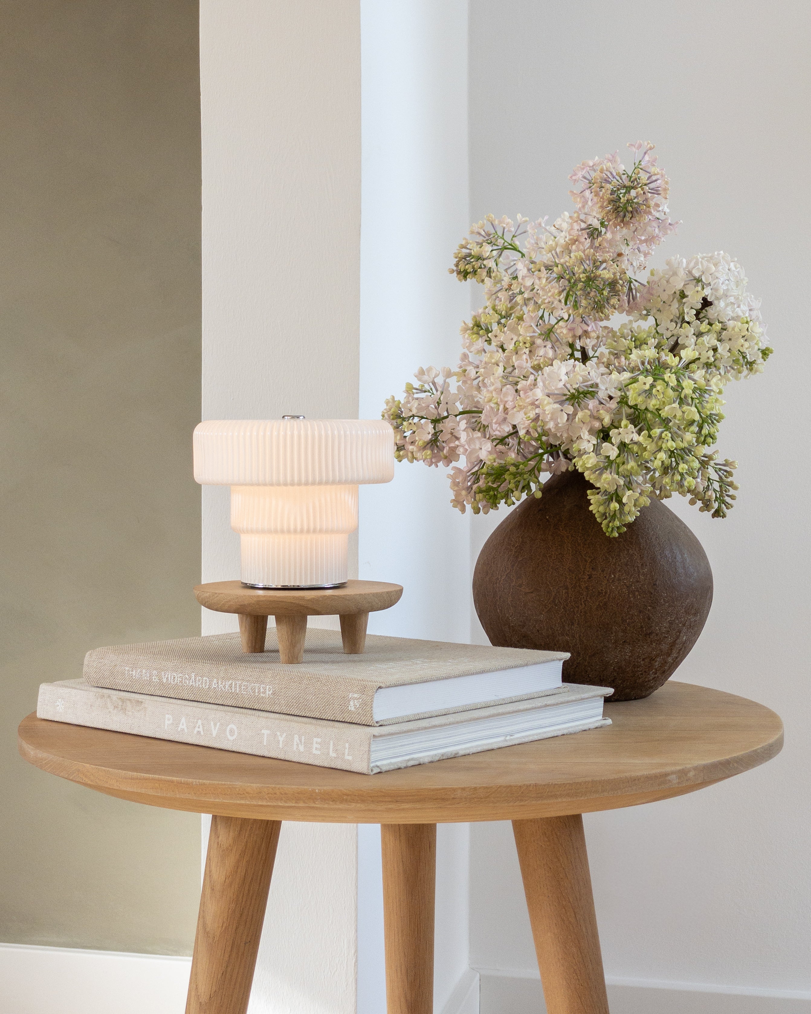 Rundes kleines Holztablett mit Füßen Eiche naturbelassen „Liva“