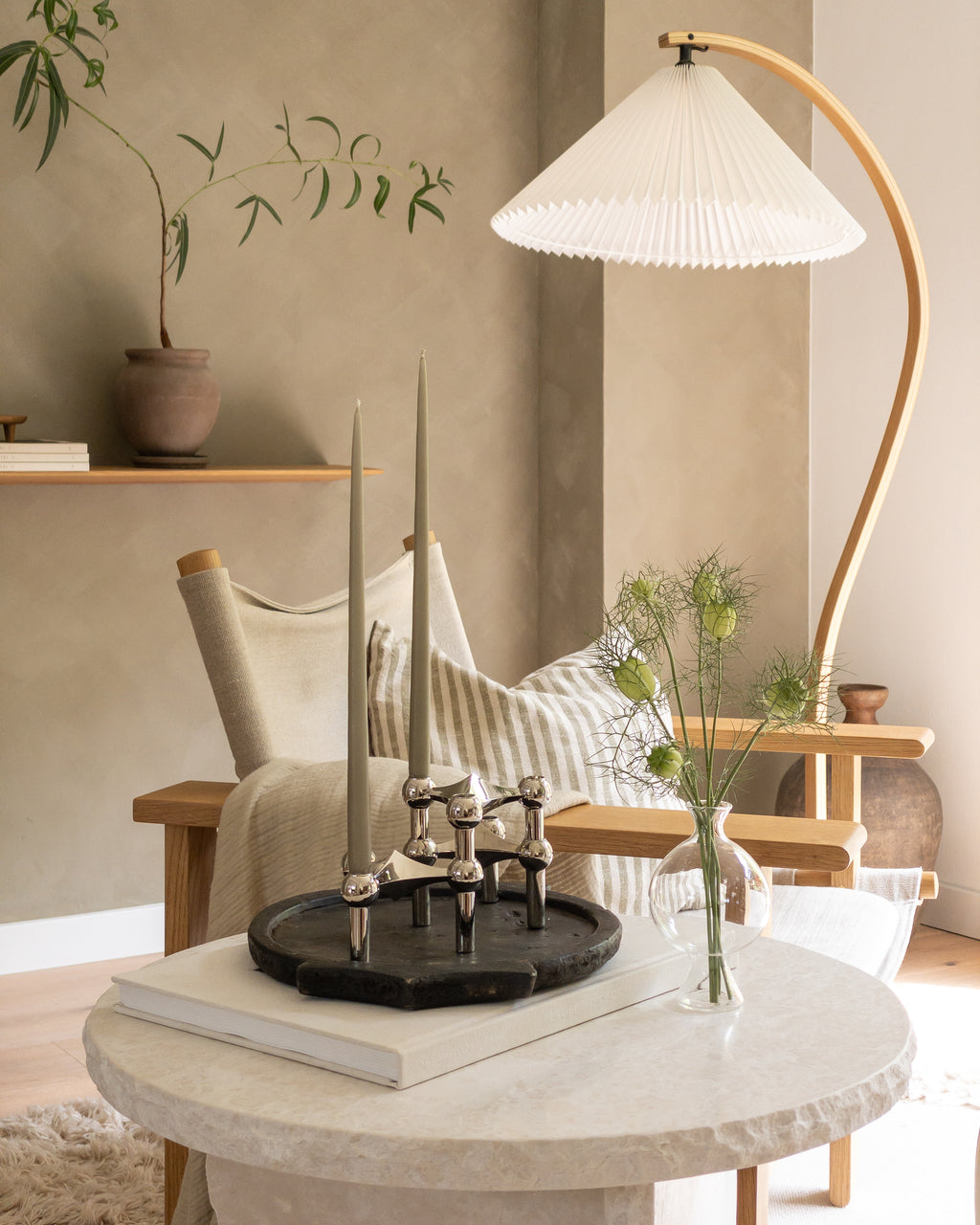 Flaches Steintablett im Wabi-Sabi-Stil