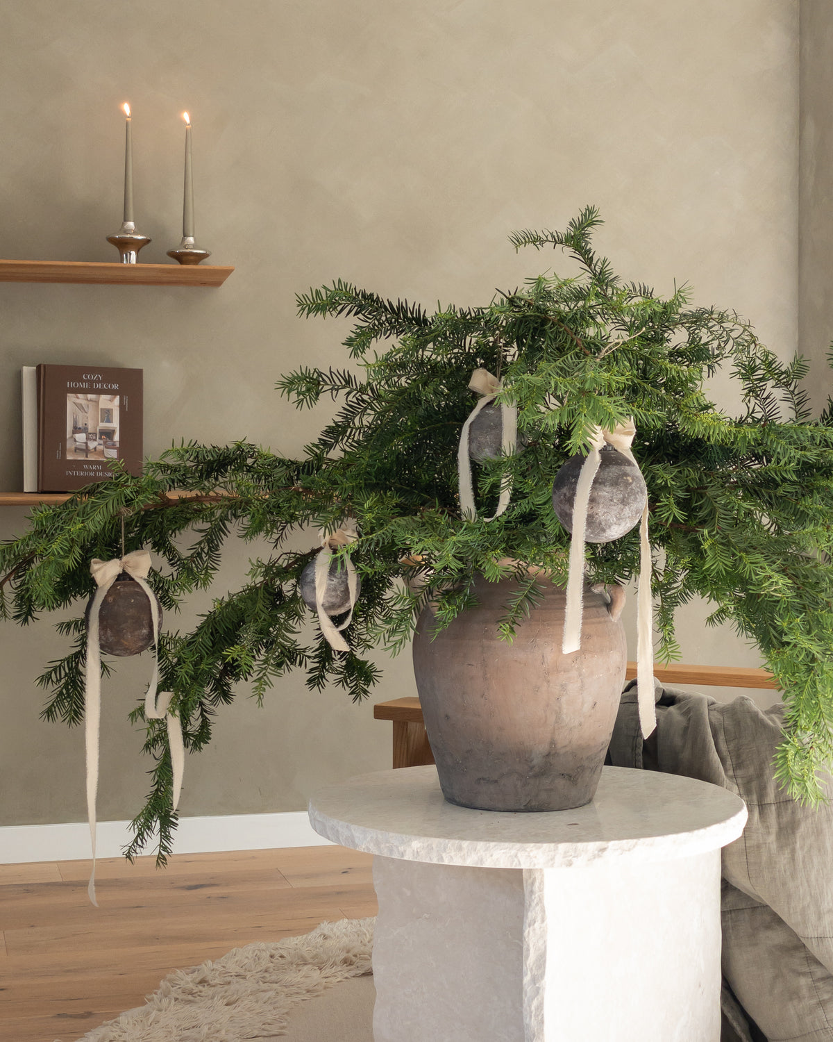 Große Weihnachtskugel aus Glas in Antik-Optik – Braun, Ø 10 cm