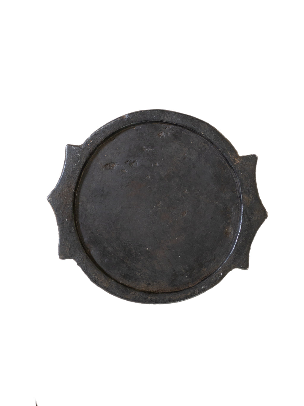 Flaches Steintablett im Wabi-Sabi-Stil