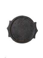 Flaches Steintablett im Wabi-Sabi-Stil