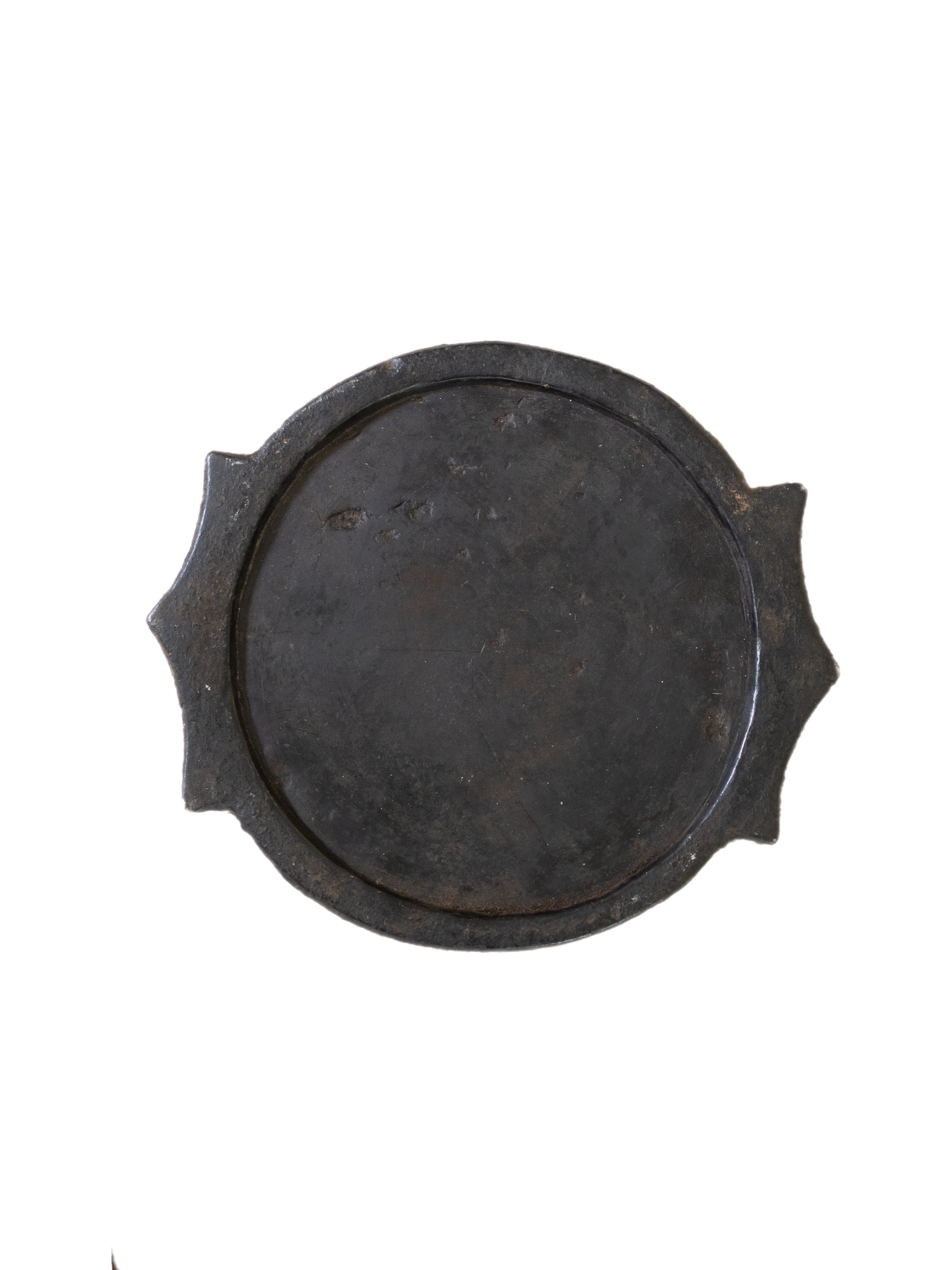 Flaches Steintablett im Wabi-Sabi-Stil