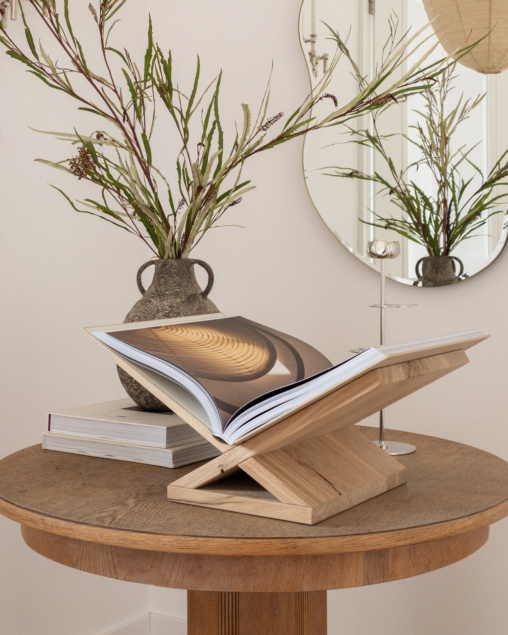 Buchständer aus Holz Eiche naturbelassen „Arve“