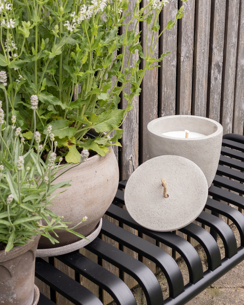 Outdoorkerze im Topf mit Deckel