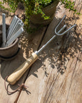 Handharke aus Edelstahl mit Holzgriff