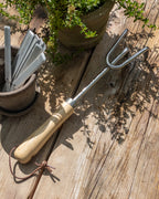Handharke aus Edelstahl mit Holzgriff