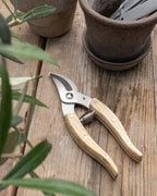 Kleine Gartenschere mit Holzgriff