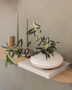 Flache Vase aus Metall in Weiß