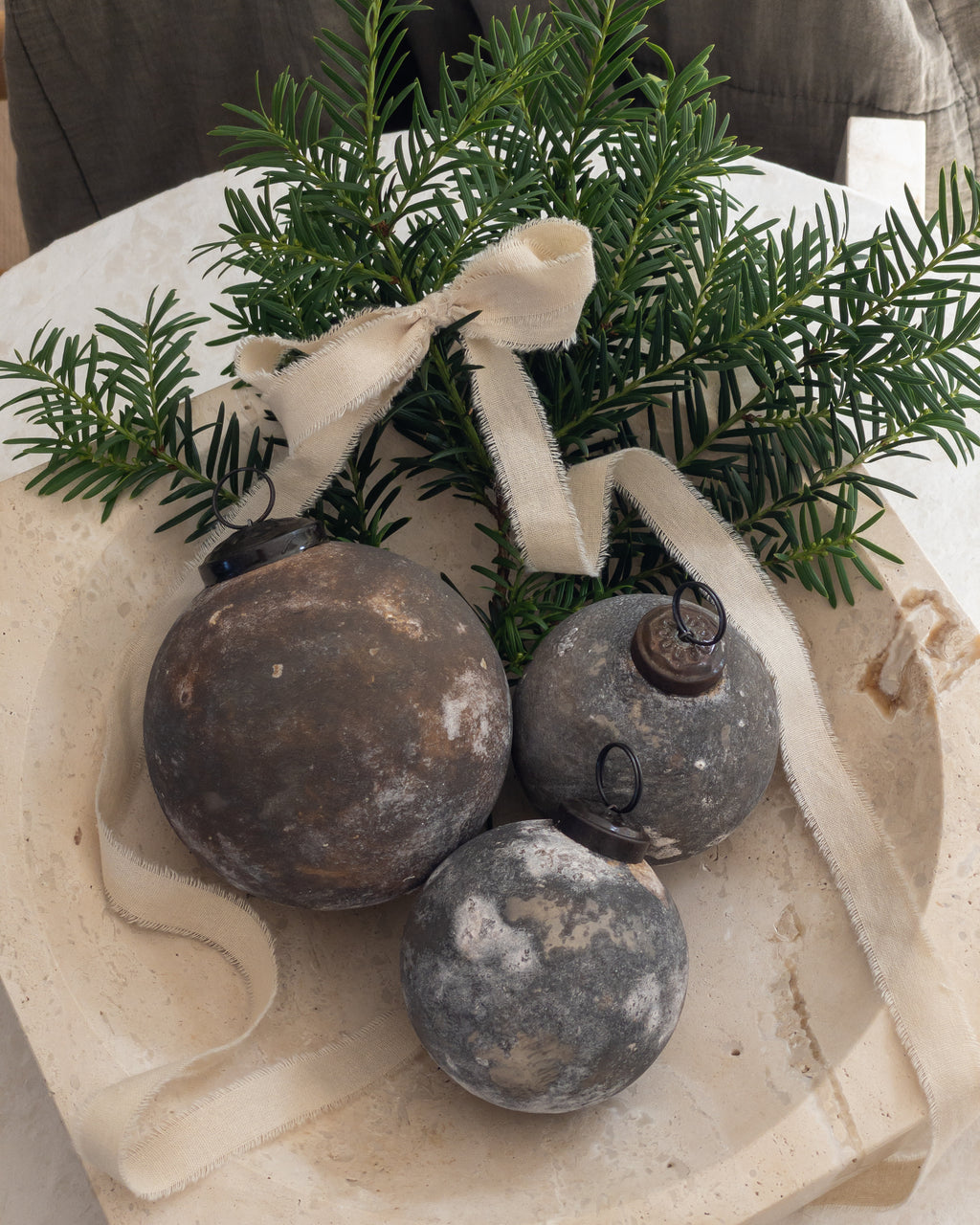 Weihnachtskugel aus Glas in Antik-Optik – Braun, Ø 7 cm