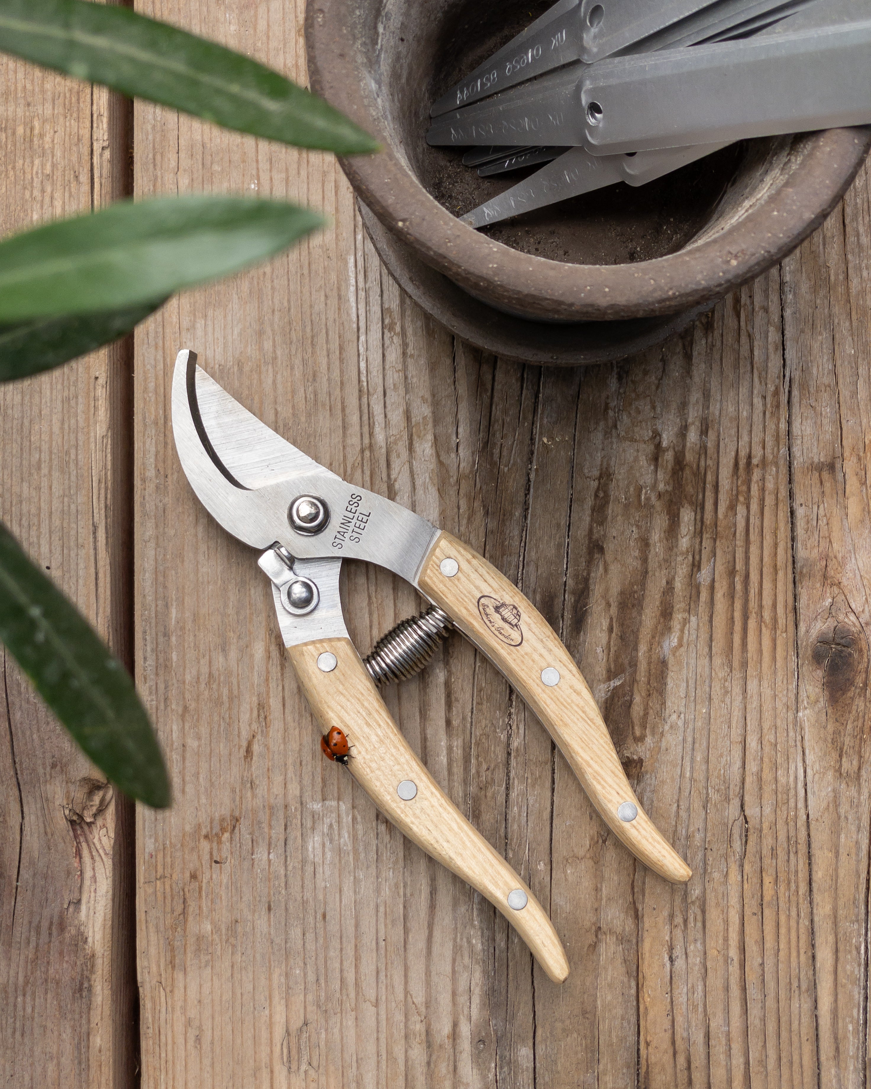 Kleine Gartenschere mit Holzgriff