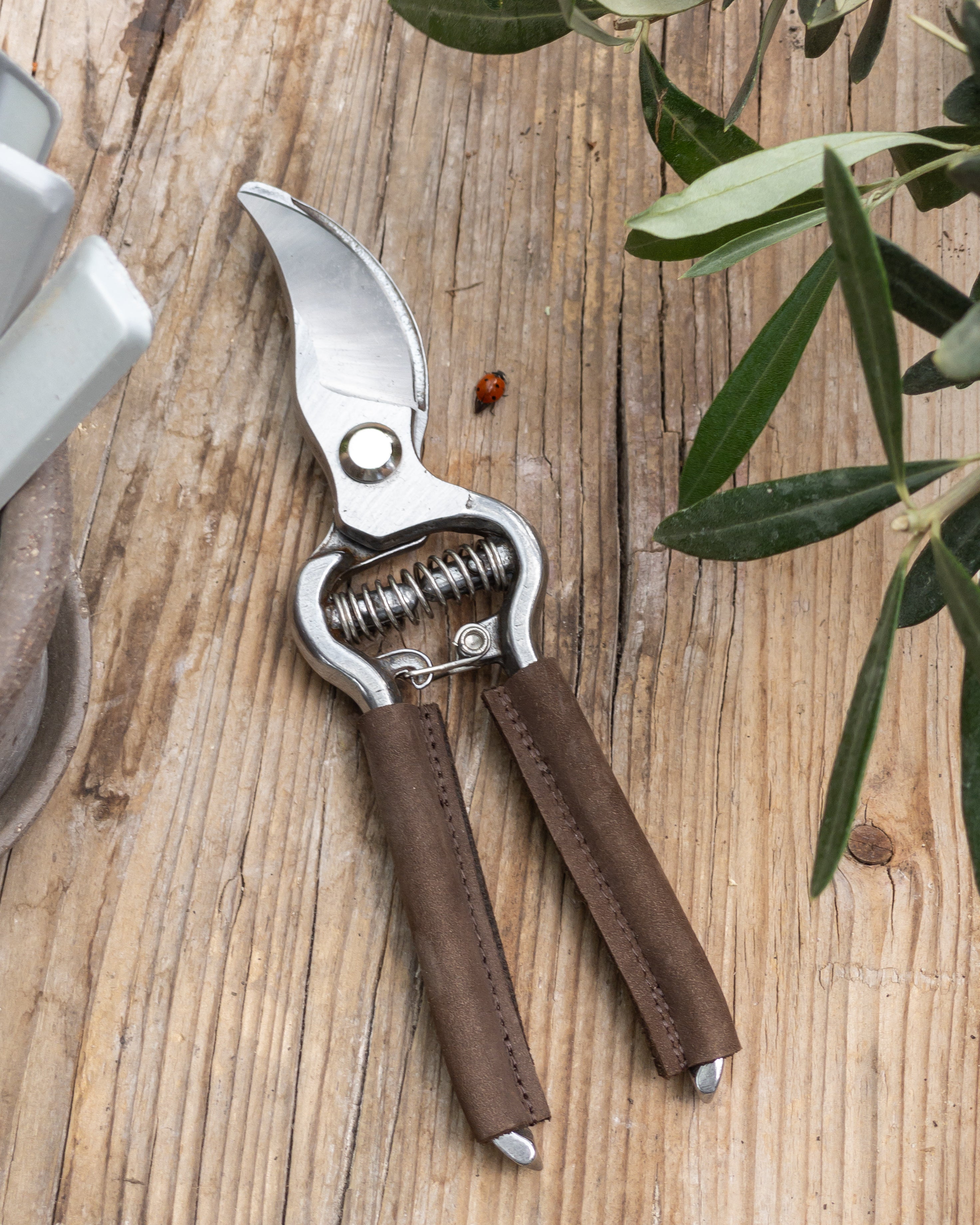 Gartenschere mit Ledergriffen