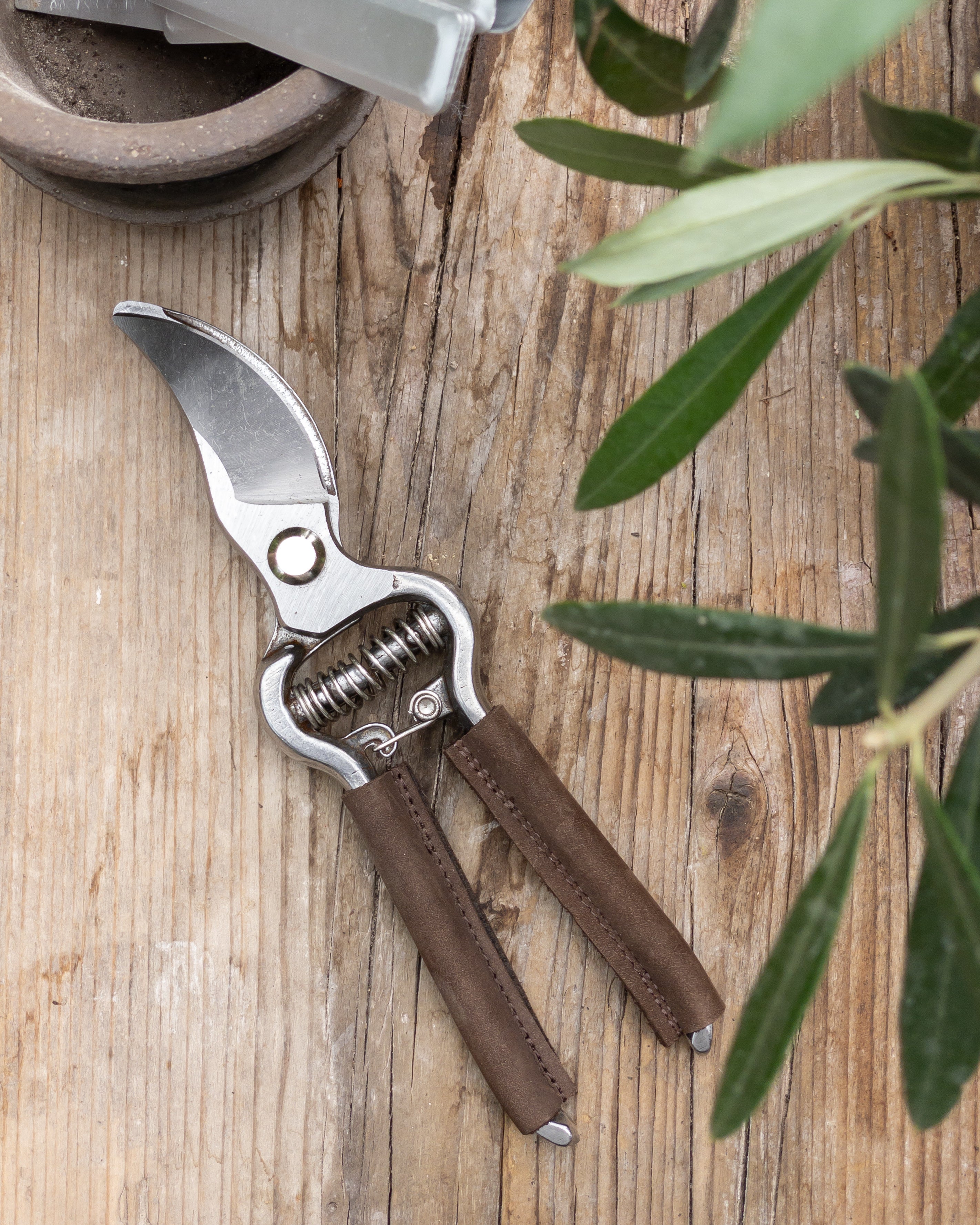 Gartenschere mit Ledergriffen