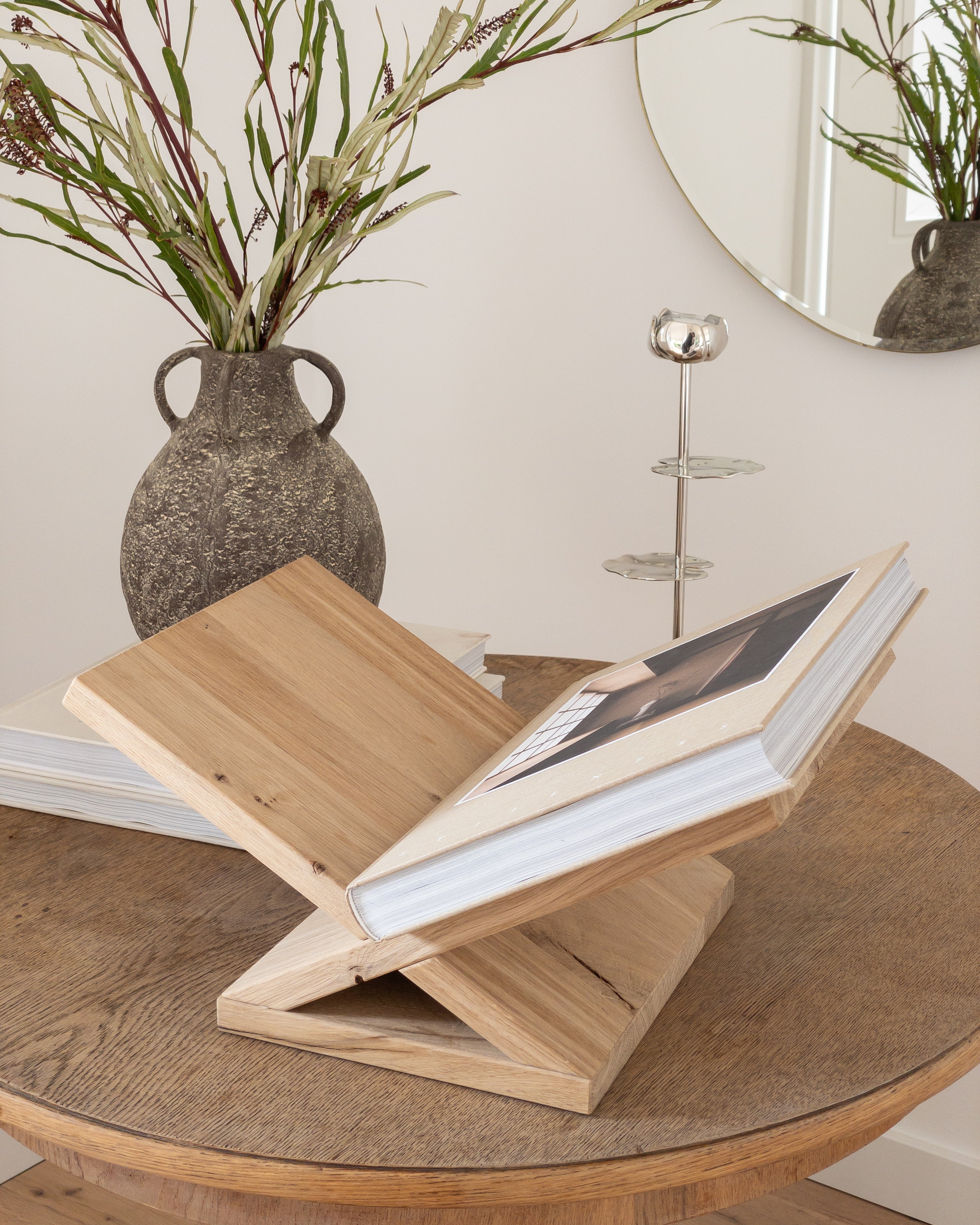 Buchständer aus Holz Eiche naturbelassen „Arve“