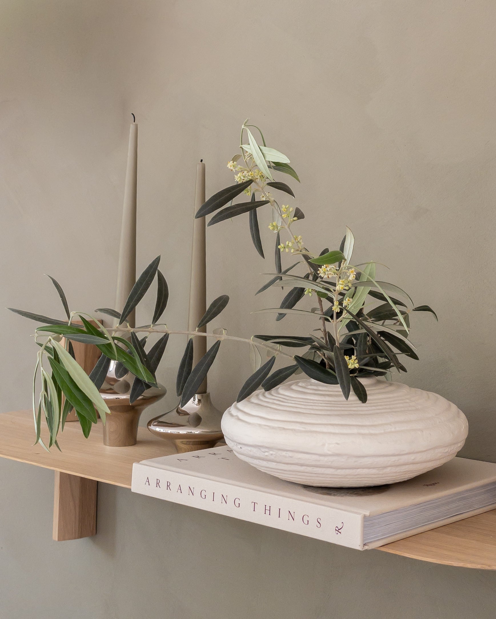 Flache Vase aus Metall in Weiß