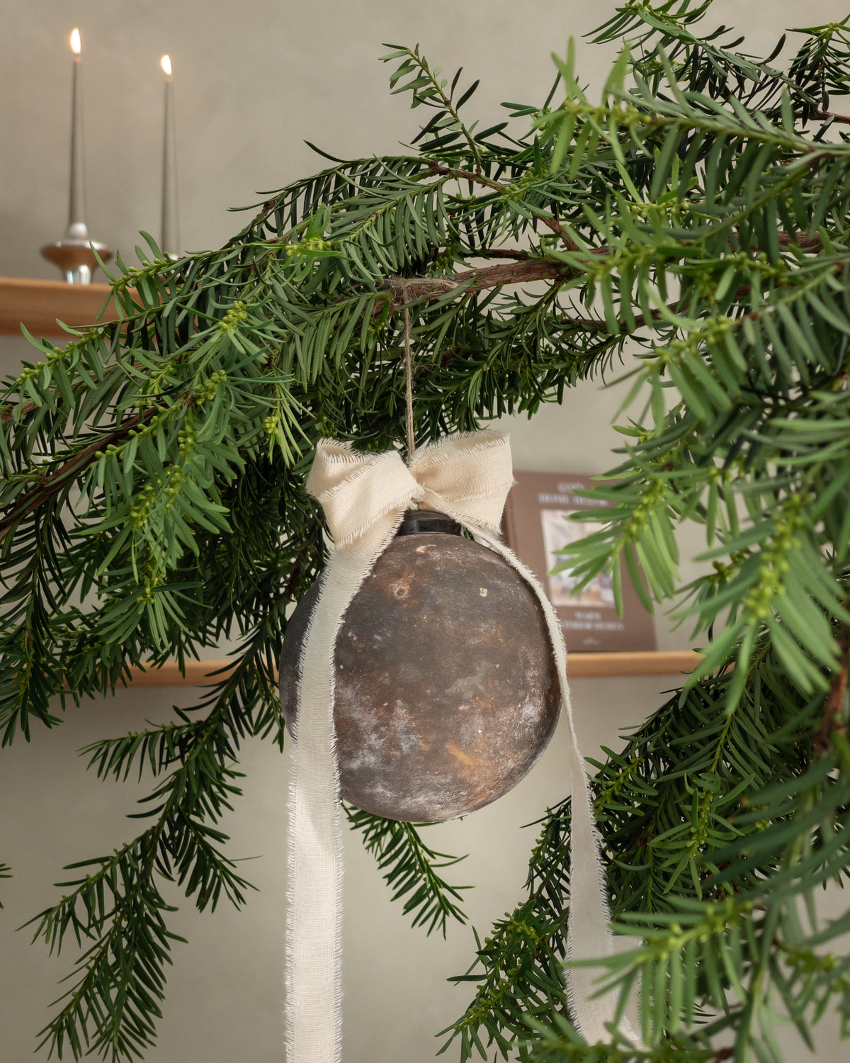 Große Weihnachtskugel aus Glas in Antik-Optik – Braun, Ø 10 cm