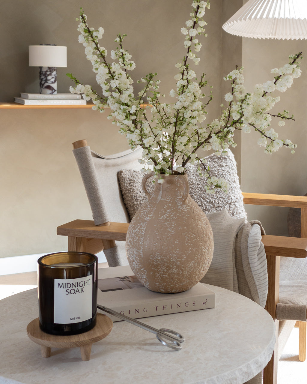 Amphore Vase in Beige aus Metall „Mira“