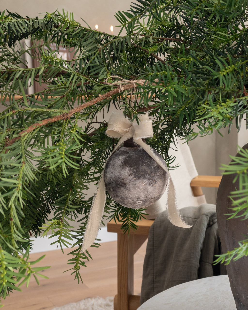 Weihnachtskugel aus Glas in Antik-Optik – Braun, Ø 7 cm