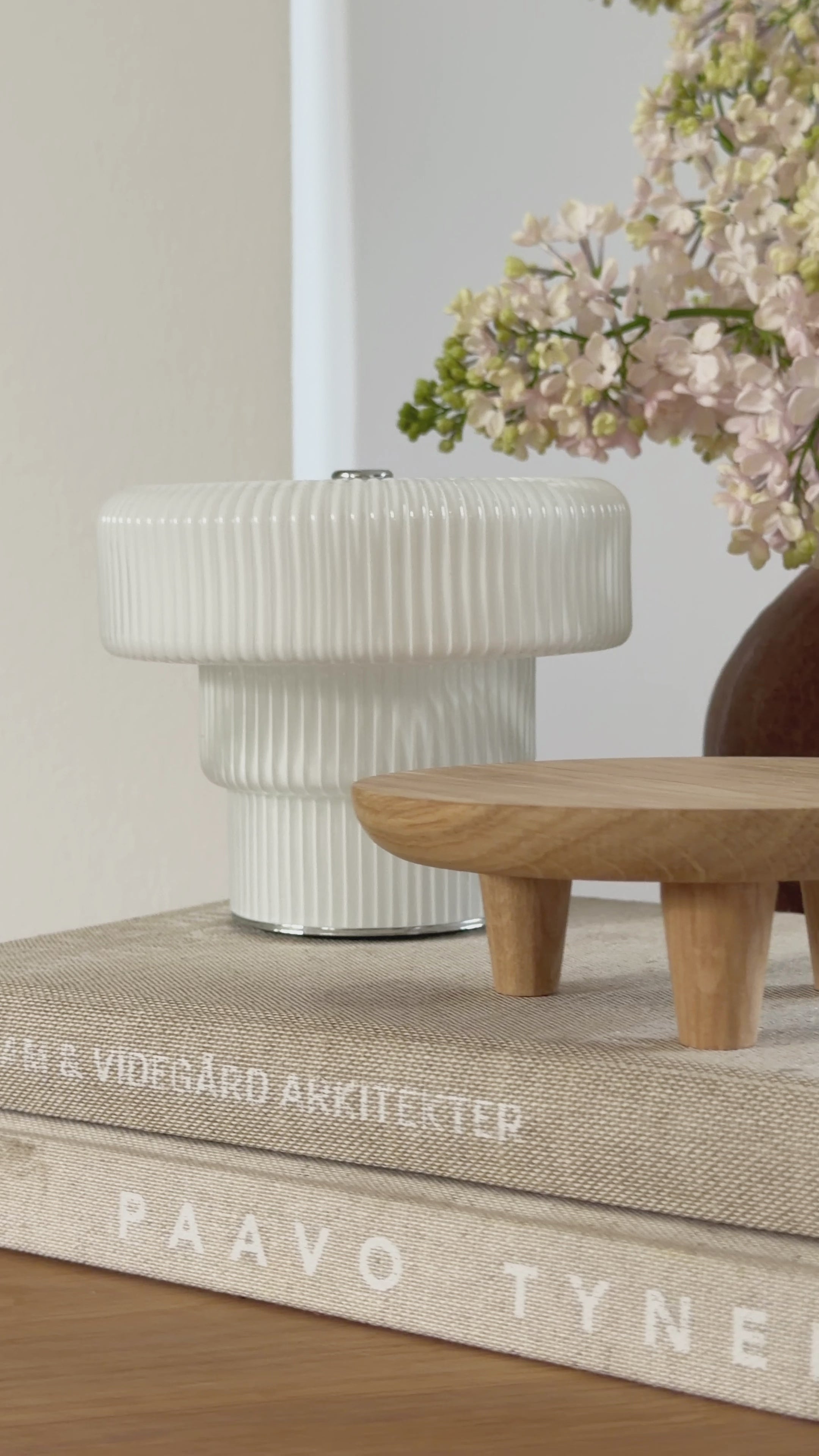 Rundes kleines Holztablett mit Füßen Eiche naturbelassen „Liva“