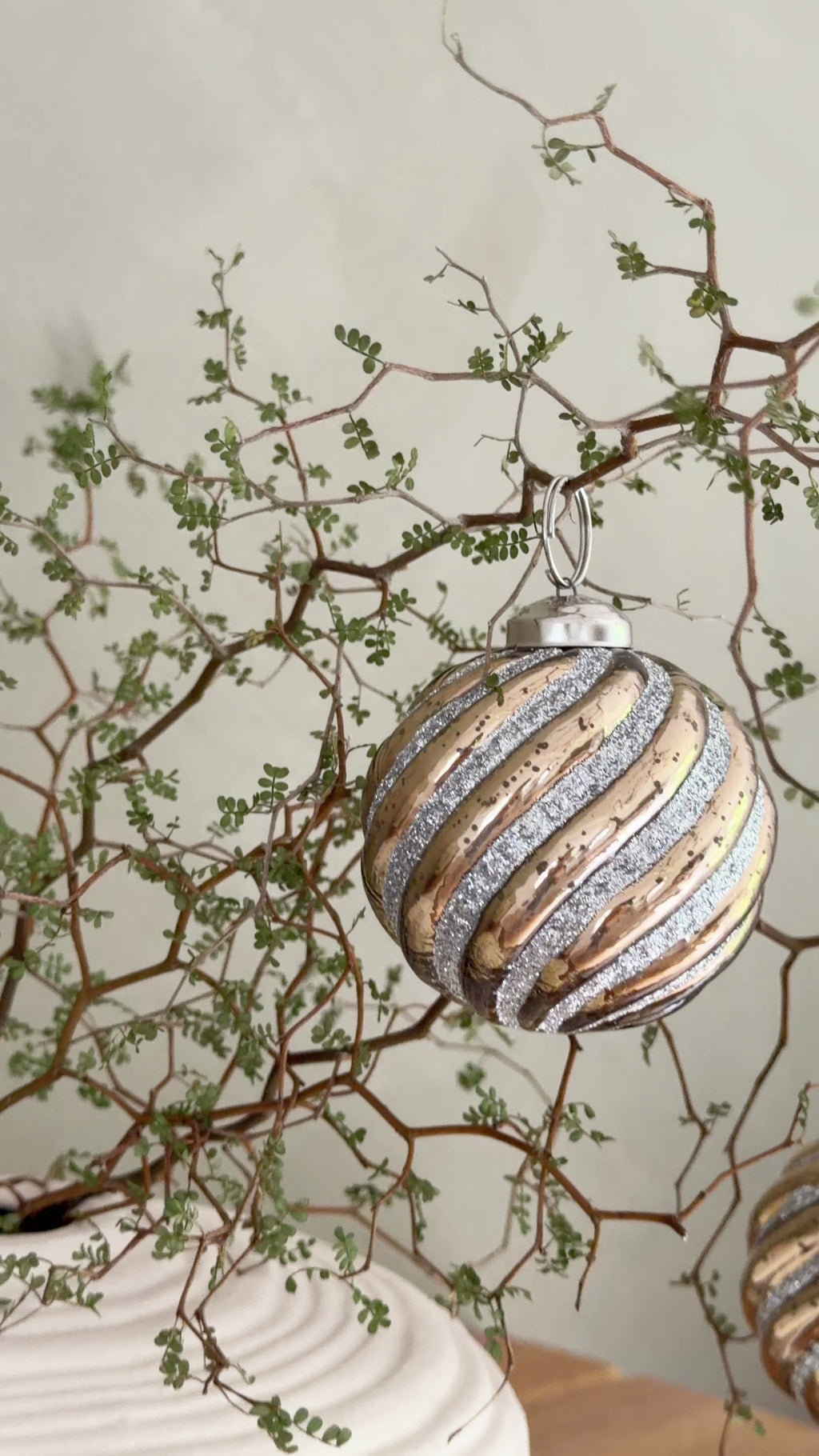 Tine K Home Weihnachtskugel aus Glas Caramel Ø 7,5 cm
