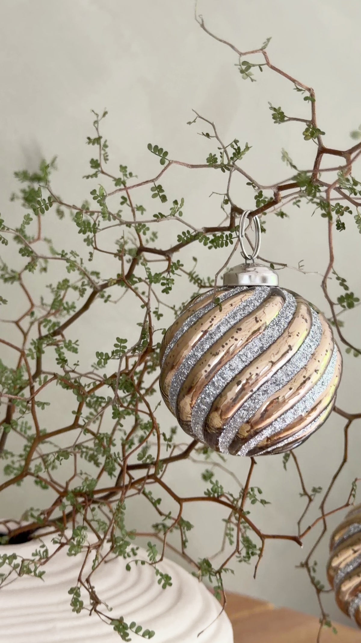 Tine K Home Weihnachtskugel aus Glas Caramel Ø 7,5 cm