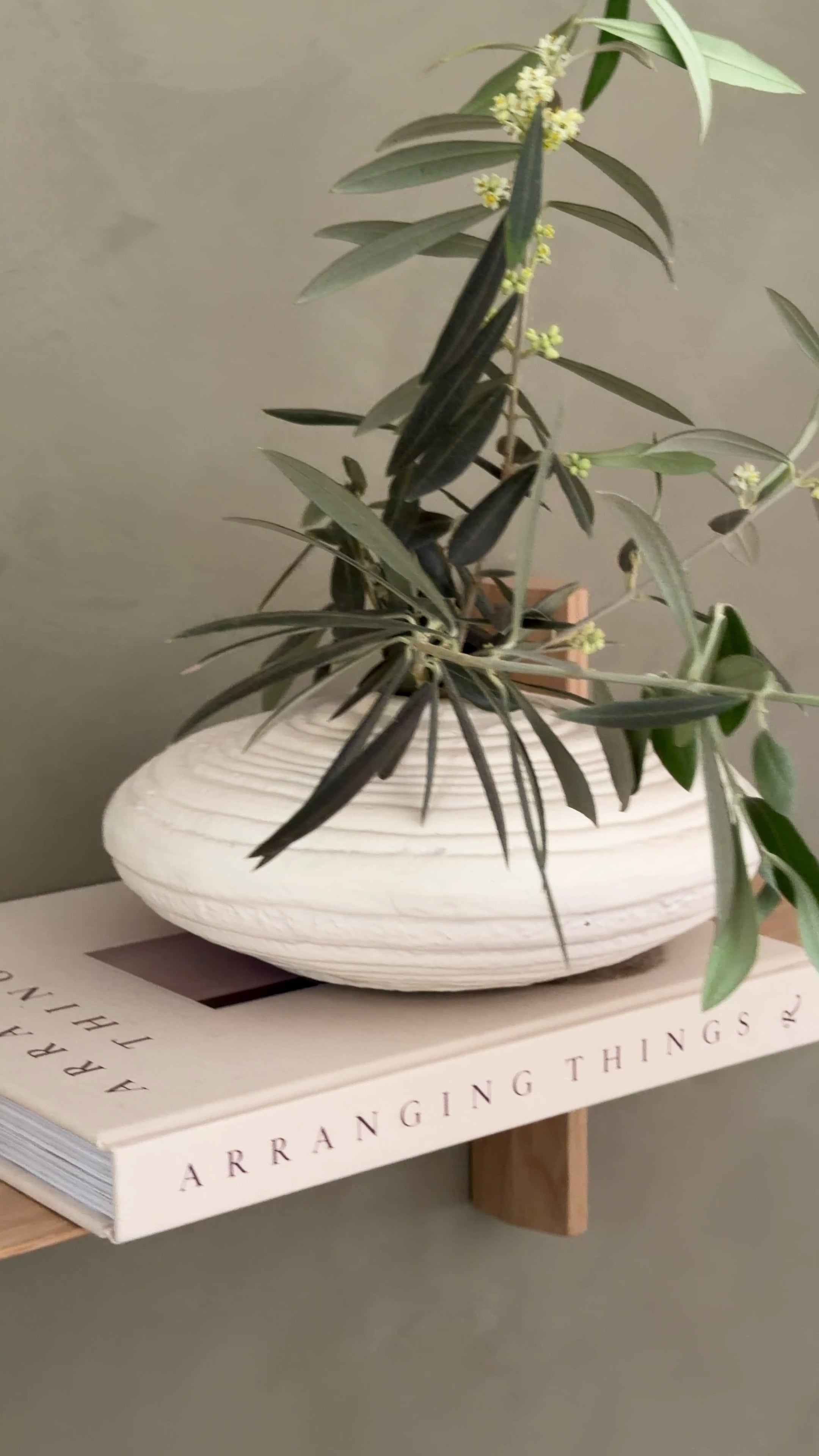Flache Vase aus Metall in Weiß