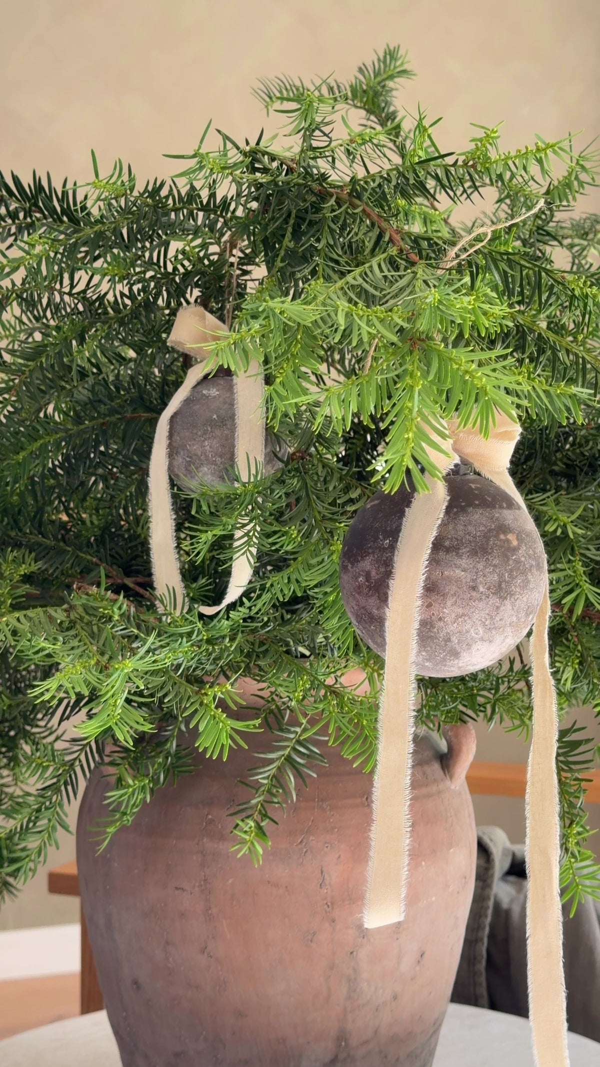 Große Weihnachtskugel aus Glas in Antik-Optik – Braun, Ø 10 cm