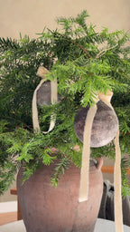 Weihnachtskugel aus Glas in Antik-Optik – Braun, Ø 7 cm