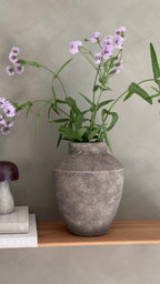 Kleine Steinvase in Graubraun