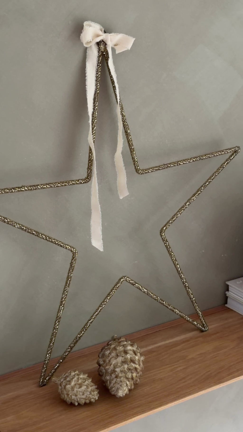 Großer Dekostern aus Metall mit goldenen Glasperlen 50 cm