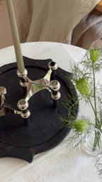Flaches Steintablett im Wabi-Sabi-Stil