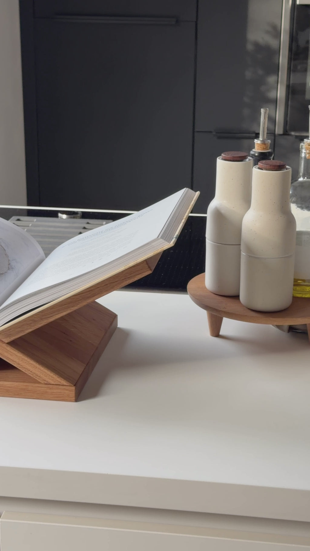 Buchständer aus Holz Eiche geölt „Arve“