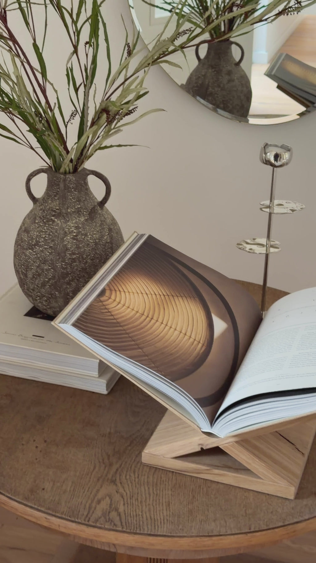 Buchständer aus Holz Eiche naturbelassen „Arve“